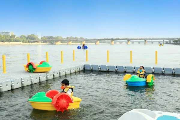 Kids bumper boat ride