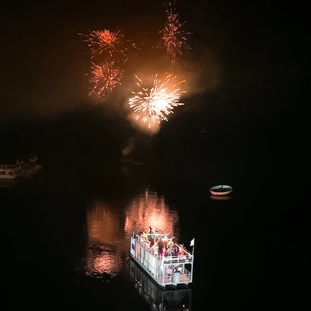 450x450-Groom-&-Bride-Entry-By-Boat-Wedding